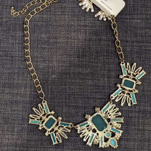 Green Jeweled Necklace & Earring Set - Picture 3 of 6